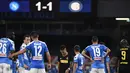 Striker Inter Milan, Lautaro Martinez, tertunduk lesu usai ditahan imbang Napoli pada laga Coppa Italia di San Paolo, Minggu (14/5/2020). Kedua tim bermain imbang 1-1. (AFP/Filippo Monteforte)