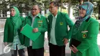  Ketua Muktamar PPP di Bandung Hasan Husairi (kedua kiri) dan Wasekjen DPP PPP Achmad Baidowi (kedua kanan) memasuki Gedung KPK, Jakarta, Jumat (4/3). Kedatangannya untuk berkoordinasi menjalin super visi dengan KPK. (Liputan6.com/Helmi Afandi)