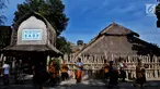 "Welcome to Sasak Village, Sade, Rembitan, Lombok." begitulah tutur para pemuda yang mengenakan pakaian adat berada di depan gerbang rumah adat Sasak di tepian jalan di Lombok, NTB. (Liputan6.com/Angga Yuniar)