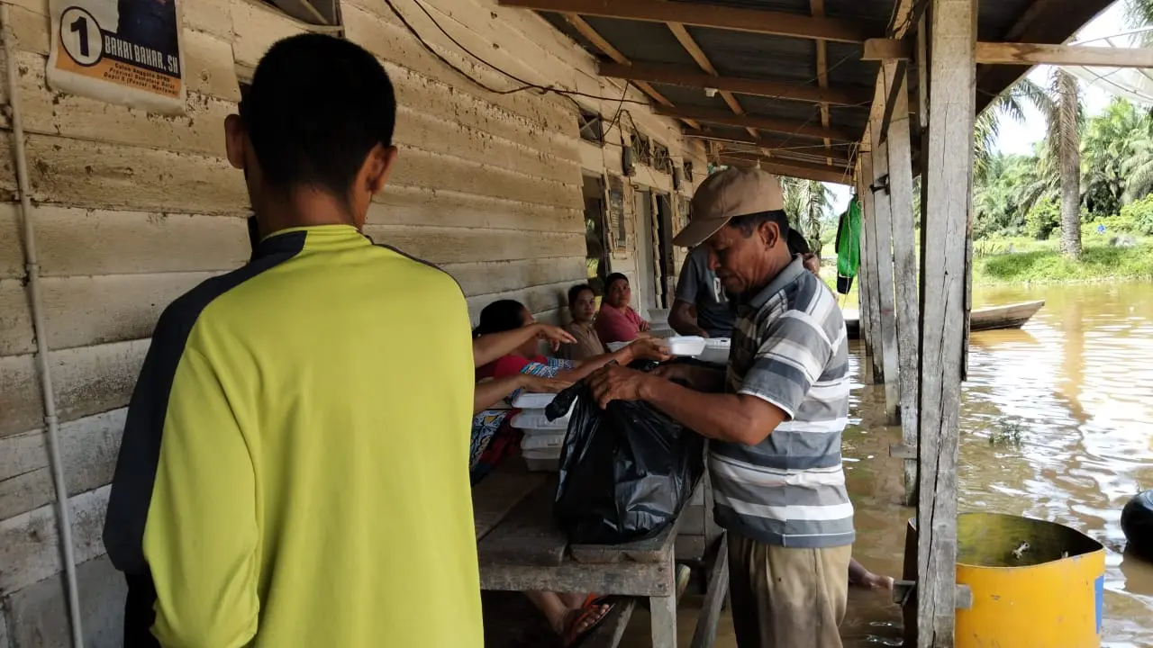 Penyaluran bantuan korban bencana oleh Satuan Pelayanan Pemenuhan Gizi (SPPG) di Sumatera Barat.