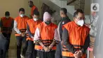 Enam tersangka kasus dugaan suap dan gratifikasi di lingkup Provinsi Kalimantan Selatan digiring ke ruang konferensi pers di gedung Merah Putih Komisi Pemberantasan Korupsi (KPK), Jakarta, Selasa (8/10/2024). (Liputan6.com/Herman Zakharia)