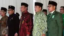 Ketua DPR Ade Komarudin (kedua kanan) berdiri disamping Ketua Umum PKB Muhaimin Iskandar dalam peringatan hari lahir ke-18 Partai Kebangkitan Bangsa di DPP PKB Jakarta, Sabtu (23/7). (Liputan6.com/Helmi Afandi)