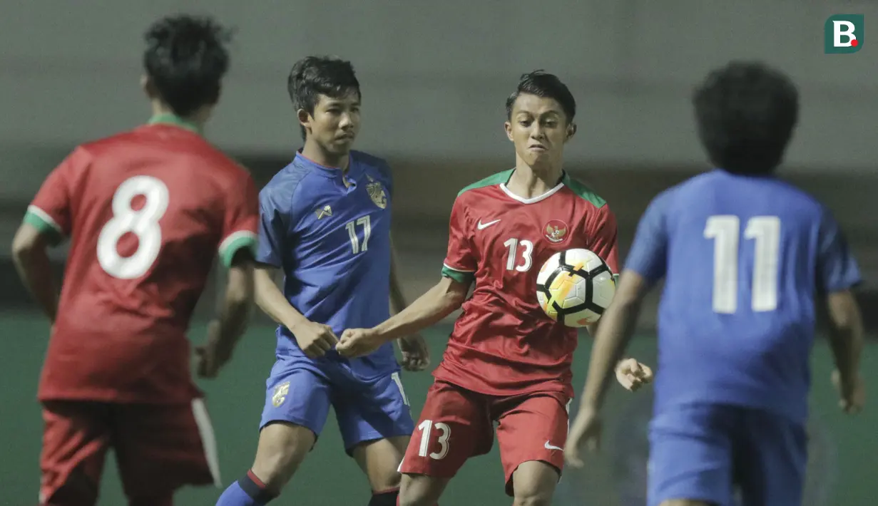 Gelandang Indonesia, Febri Hariyadi, mengontrol bola saat melawan Thailand pada laga persahabatan di Stadion Pakansari, Bogor, (03/6/2018). Indonesia bermain imbang 0-0 dengan Thailand. (Bola.com/M Iqbal Ichsan)