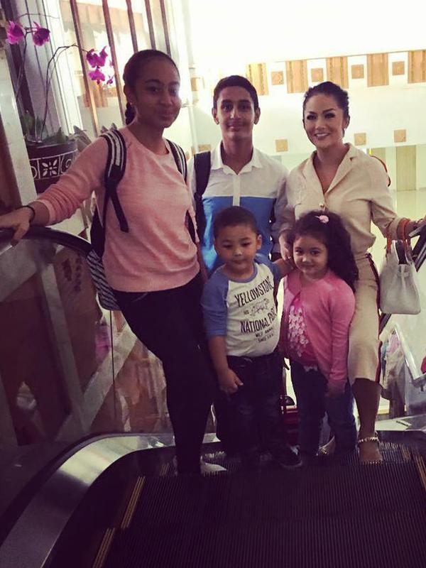 Hubungan Krisdayanti dengan anak tirinya ini pun mendapat pujian dari warganet karena mampu menjalin kedekatan yang begitu harmonis. (Liputan6.com/IG/@raullemos06)