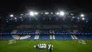 Pertandingan akan berlangsung di Etihad Stadium pada Selasa 17 Maret 2026 waktu setempat atau Rabu (18/3/2026) dini hari WIB. Tampak dalam foto, para pemain Real Madrid mengikuti sesi latihan tim di Etihad Stadium, Manchester, barat laut Inggris, pada 16 Maret 2026. (Paul ELLIS/AFP)