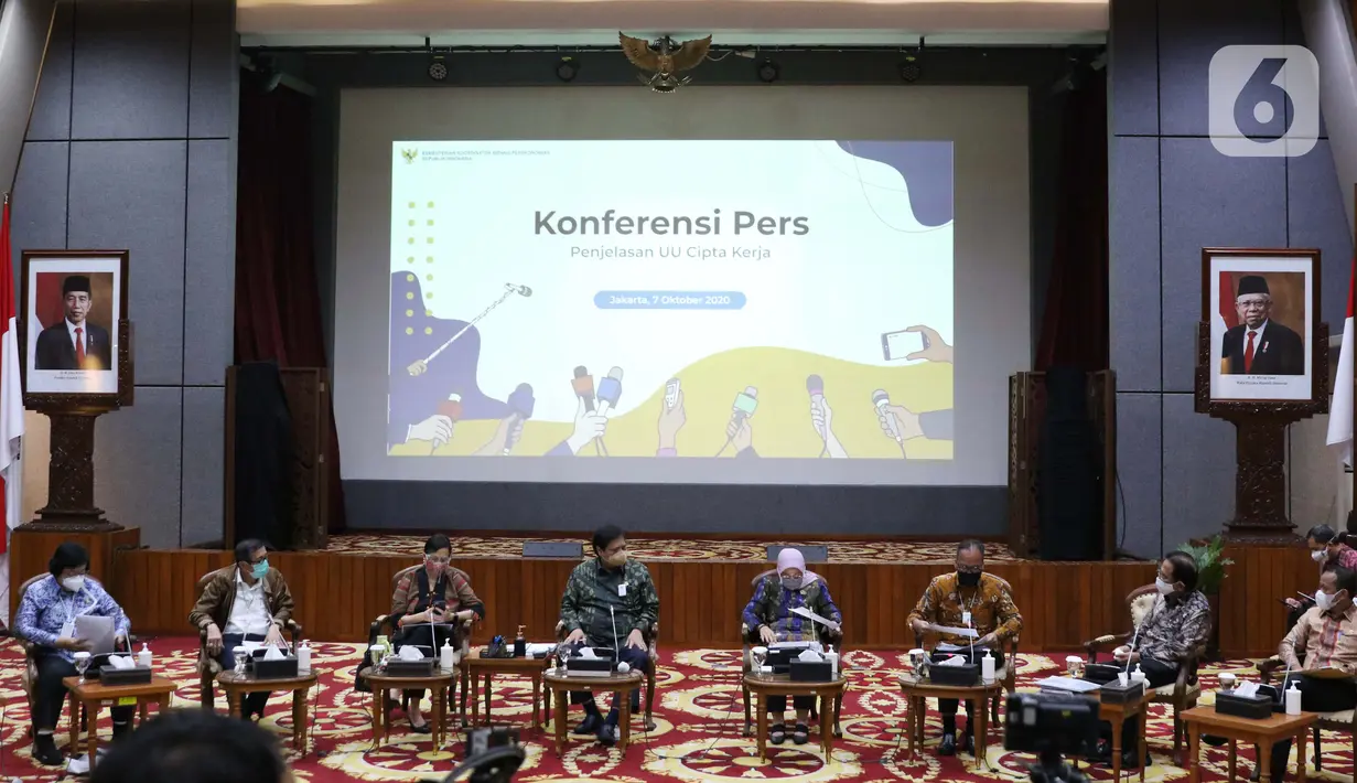 Sejumlah Menteri Kabinet Indonesia Maju memberi keterangan terkait UU Omnibus Law Cipta Kerja di Graha Sawala Kemenko Perekonomian, Jakarta, Rabu (7/10/2020). Mereka memberi penjelasan maksud dan tujuan terkait disahkannya UU Omnibus Law Cipta Kerja. (Liputan6.comHelmi Fithriansyah)