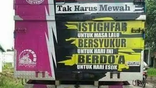 Tulisan Penuh Makna di Belakang Mobil Ini Bikin Cengar Cengir