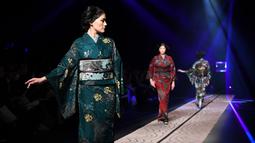 Model berjalan di atas catwalk mengenakan kimono rancangan desainer Jepang, Jotaro Saito untuk koleksi Fall Winter 2019/2020 pada Tokyo Fashion Week di Tokyo, Rabu (20/3/2019). (Photo by Toshifumi KITAMURA / AFP)