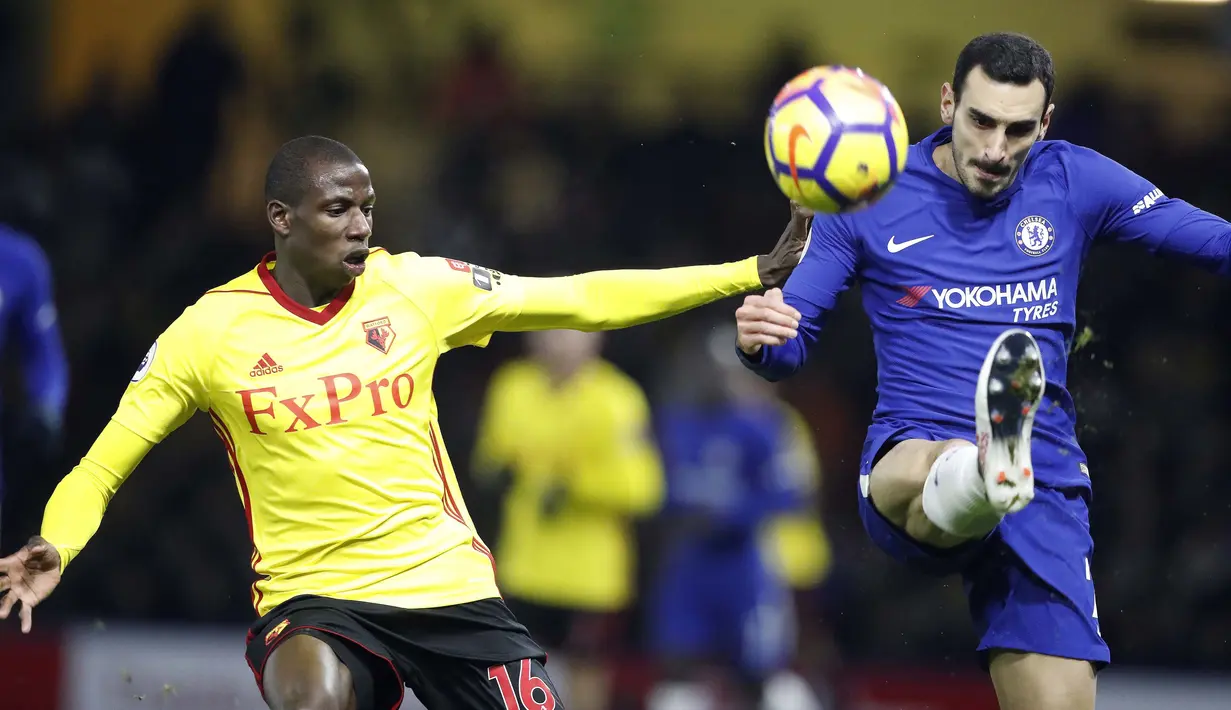 Aksi pemain Watford, Abdoulaye Doucoure (kiri) membayangi pemain pergerakan pemain Chelsea, Davide Zappacosta pada lanjutan Premier League di Vicarage Road stadium, London, (5/2/2018). Chelsea kalah 1-4. (AP/Frank Augstein)