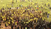 Ultras Mania menyerukan tuntutan agar manajer Persegres mundur selepas kalah 0-2 dari Persela di Stadion Tri Dharma, Gresik, Senin (5/6/2017). (Bola.com/Fahrizal Arnas)