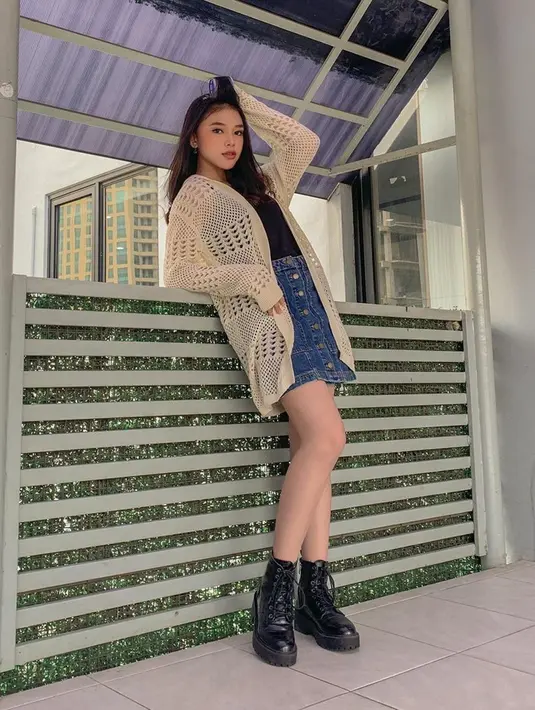 Memadukan rok denim dan kaus hitam serta outer penampilan Anneth satu ini tampak begitu menawan. Ia pun memilih menggunakan sepatu hitam serta makeup yang terlihat natural. (Liputan6.com/IG/@anneth.dlc)