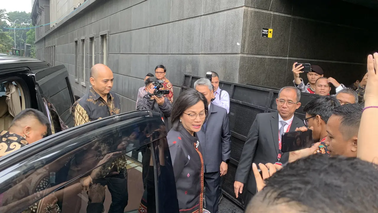 Menteri Keuangan Republik Indonesia Sri Mulyani tiba di Mahkamah Konstitusi, Jumat pagi 5 April 2024 (Liputan6.com/Delvira Hutabarat)