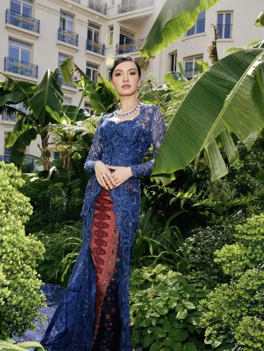 Di ajang internasional, Raline Shah mengenakan kebaya biru buatan brand lokal dari Maison Baaz Couture. @ralineshah
