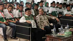 Ketua Umum DPP PKB Muhaimin Iskandar bersama Ketua Dewan Pembina Gemasaba Marwan Jafar saat menghadiri pelantikan Dewan Pimpinan Nasional Gerakan Mahasiswa Satu Bangsa (Gemasaba) di Kantor DPP PKB, Jakarta, Jumat (8/5/2015). (Liputan6.com/Johan Tallo)