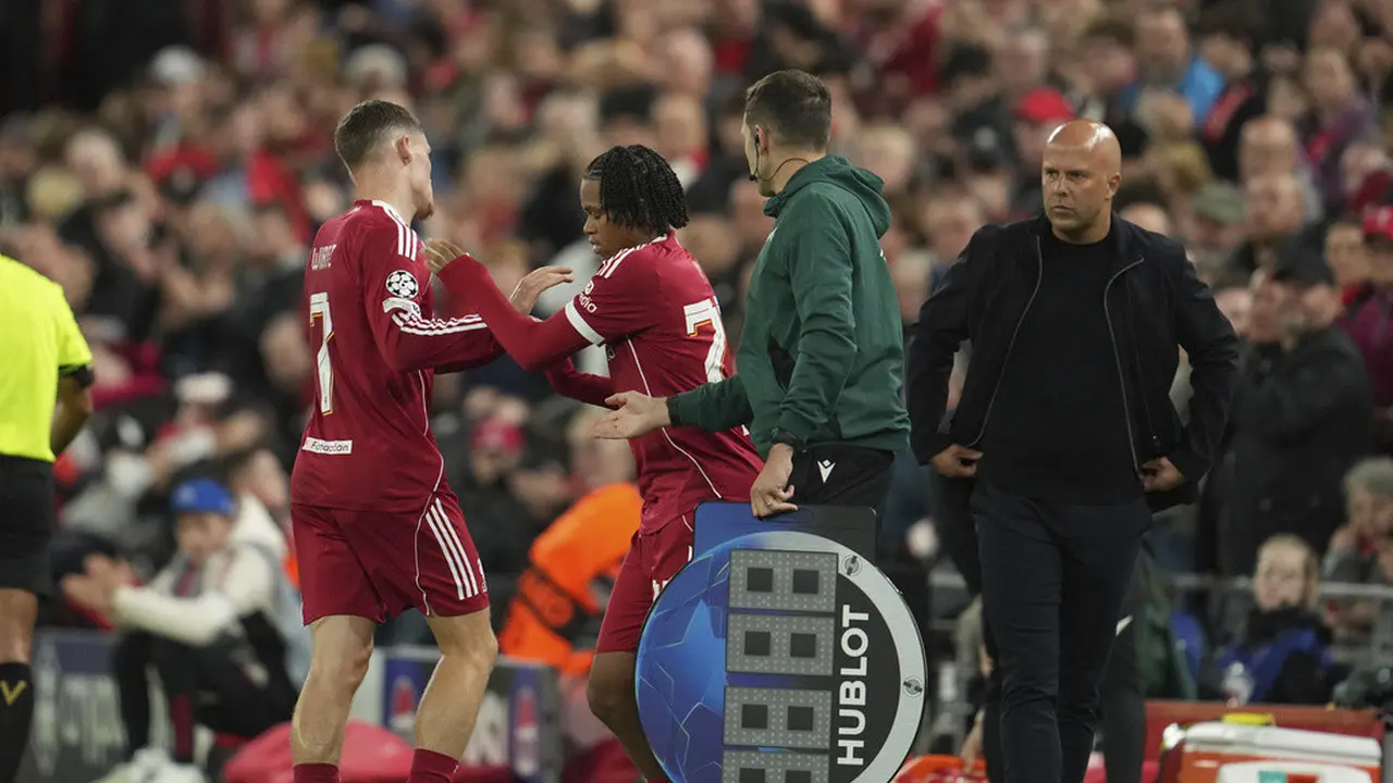 Florian Wirtz (kiri) keluar lapangan dan digantikan Rio Ngumoha di laga Liverpool vs Atletico Madrid di Anfield di Liga Champions 2025/2026, Kamis (18/09/2025). (AP Photo/Jon Super)