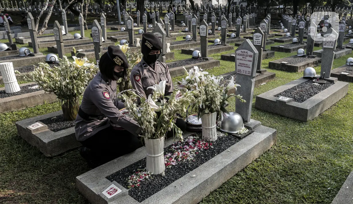 Sejumlah anggota Polri menabur bunga di Taman Makam Pahlawan Nasional Utama (TMPNU) Kalibata, Jakarta, Senin (29/6/2020). Kegiatan tersebut dilakukan dalam rangka rangkaian peringatan HUT ke-74 Bhayangkara yang jatuh pada 1 Juli 2020. (Liputan6.com/Johan Tallo)
