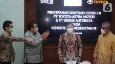 Menteri Kesehatan Terawan Agus Putranto (kedua kanan) disaksikan Presdir PT Toyota Astra Motor (TAM) Susumu Matsuda (kedua kiri) saat mencoba face shield yang merupakan bantuan dari TAM dan PT Serasi Autoraya (SERA) untuk penanganan Covid-19 di Jakarta Rabu (20/5/2020). (Liputan6.com/HO/Ady)
