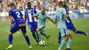 Gelandang Barcelona, Andres Iniesta, berusaha melewati beberapa pemain Alaves pada laga La Liga di Stadion Mendizorrotza, Sabtu (26/8/2017). Barcelona menang 2-0 atas Alaves. (AP/Alvaro Barrientos)