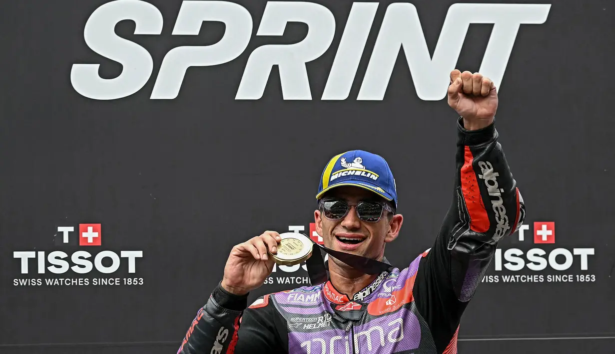Pembalap Prima Pramac Racing asal Spanyol, Jorge Martin melakukan selebrasi setelah memenangkan balapan Sprint MotoGP Grand Prix Malaysia di Sirkuit Internasional Sepang, 2 November 2024. (Lillian SUWANRUMPHA/AFP)