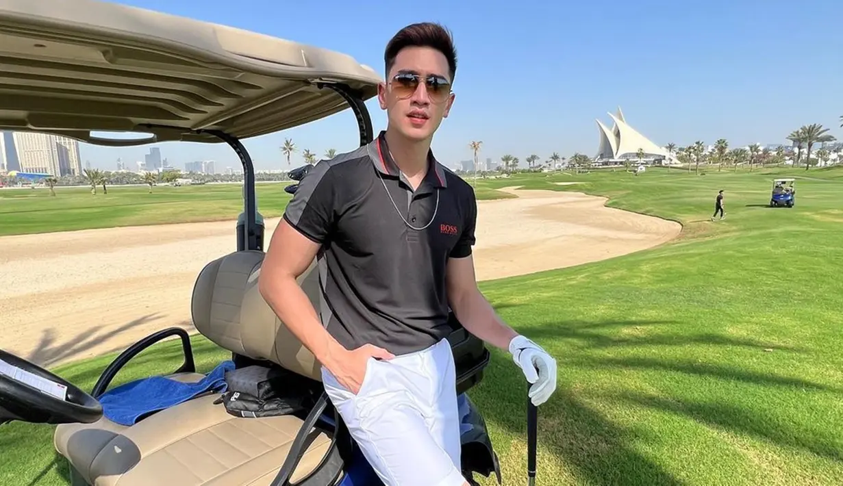 Verrell Bramasta diketahui memang cukup aktif berolahraga. Melalui akun Instagram, ia beberapa kali terlihat mengunggah foto ataupun video saat olahraga. Bahkan, penampilannya saat bermain golf tak lepas dari sorotan netizen. (Liputan6.com/IG/@bramastavrl)