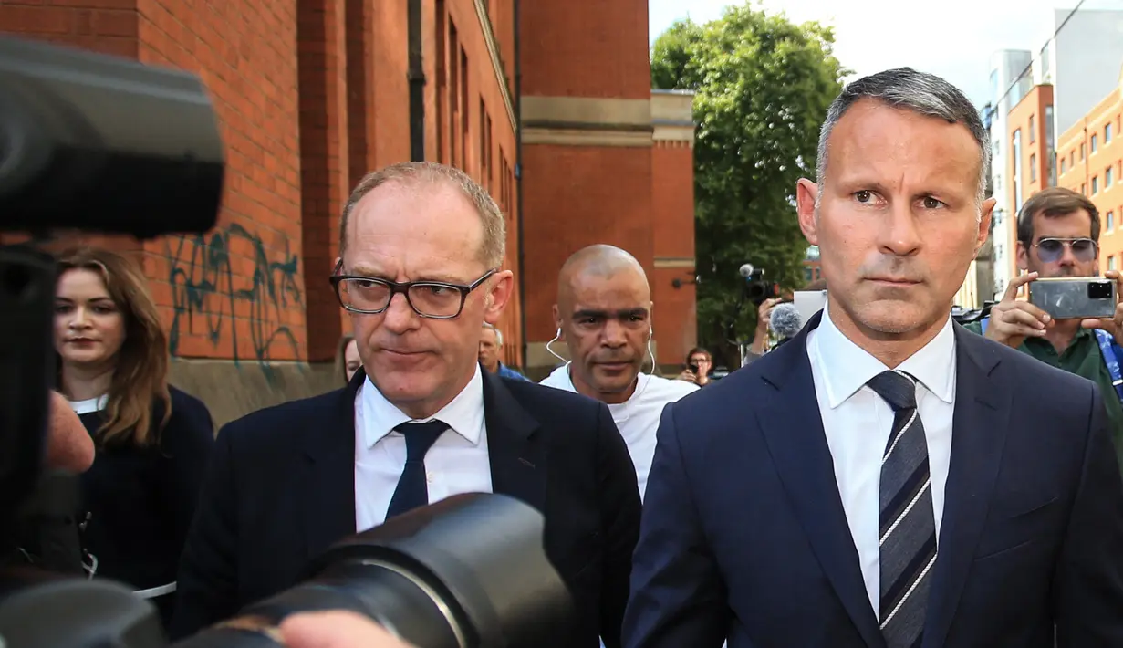 Ryan Giggs meninggalkan Pengadilan Mahkota Manchester Minshull Street, di Manchester (8/8/2022). Pelatih berusia 48 tahun, yang hingga saat ini menjabat sebagai pelatih tim nasional Wales, mengaku tidak bersalah atas dakwaan yang diancam hukuman penjara maksimal lima tahun. (AFP/Lindsey Parnaby)