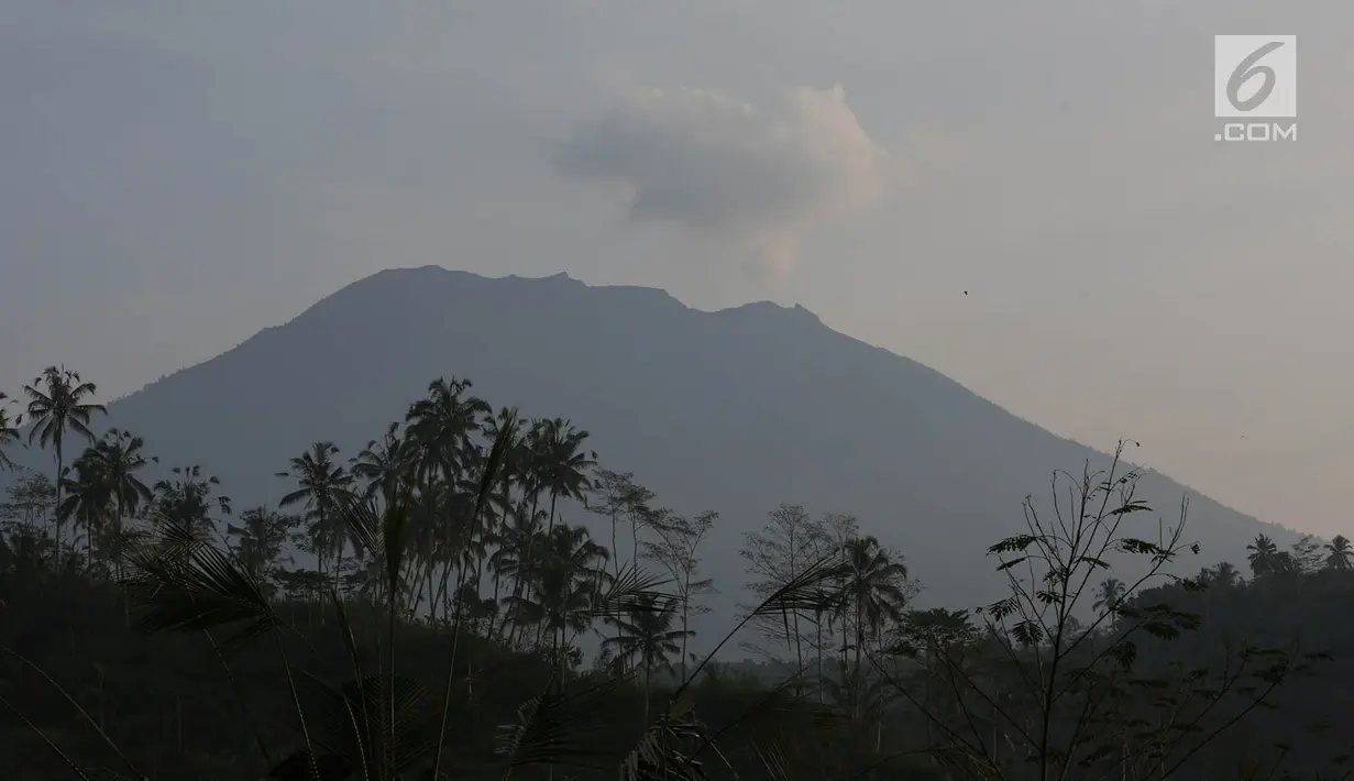 Asap putih dari kawah Gunung Agung terlihat di Karangasem, Bali, Rabu (6/12). Pusat Vulkanologi dan Mitigasi Bencana Geologi meminta masyarakat tidak melakukan aktivitas di Kawasan Rawan Bencana III yang telah ditentukan. (Liputan6.com/Immanuel Antonius)