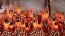 Para penari membawakan tarian kecak dari Bali saat pembukaan Asian Para Games di SUGBK, Jakarta, Sabtu (06/10/2018). Pembukaan dimeriahkan aksi para penyandang disabilitas. (Bola.com/M Iqbal Ichsan)