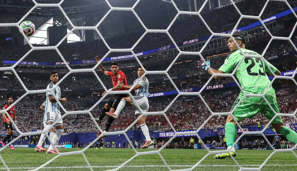 Pemain Mesir Yasser Ibrahim mencetak gol pertama timnya selama pertandingan sepak bola babak 16 besar Piala Dunia 2026 antara Argentina dan Mesir di Stadion Atlanta di Atlanta, Selasa,  7 Juli 2026. (AFP/ Odd Andersen)