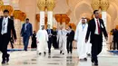 Pangeran Charles berbincang dengan pejabat setempat saat mengunjungi Masjid Syekh Zayed di Abu Dhabi, Uni Emirat Arab, Sabtu (5/11). (AFP/Karim Sahib)