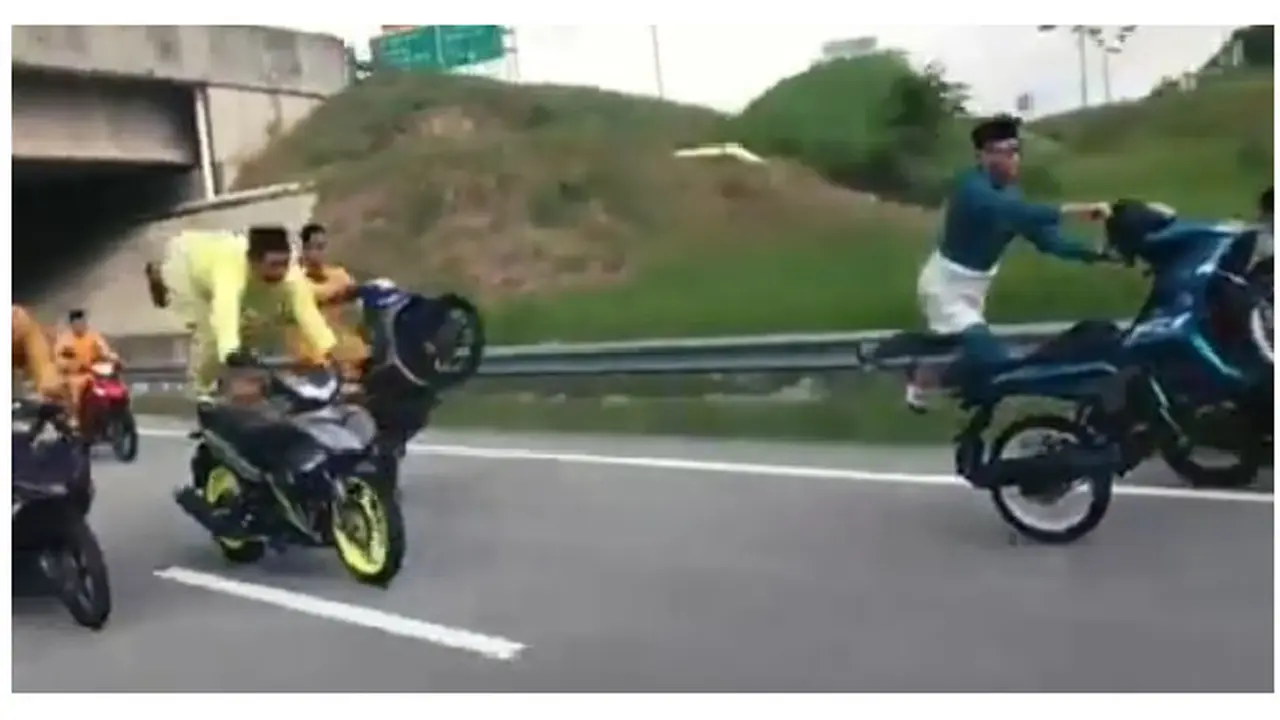 Aksi Remaja Diatas Motor Gunakan Baju Adat Saat Idul Fitri Ini Bikin Geleng Kepala