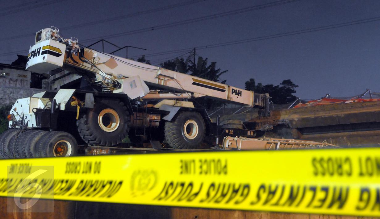  Truk  Trailer Pengangkut  Crane  Tabrak JPO BSD Hingga Roboh 
