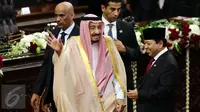 Raja Arab Saudi, Salman bin Abdulaziz Al-Saud menyapa awak media di Kompleks Parlemen MPR/DPR RI, Jakarta, Kamis (2/3). Pada hari kedua kunjungan kenegaraannya ke Indonesia, Raja Salman mengunjungi DPR, Masjid Istiqlal. (Liputan6.com/Johan Tallo)