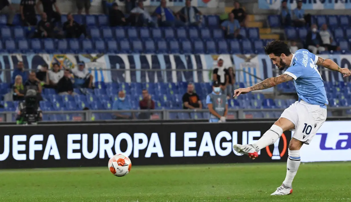 Lazio mengambil inisiatif serangan begitu pertandingan dimulai. Peluang pertama datang dari Luis Alberto di menit ke-9. (AFP/Andreas Solaro)