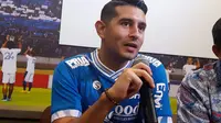 Esteban Vizcarra saat diperkenalkan sebagai pemain Persib Bandung di Graha Persib, Jalan Sulanjana, Bandung, Jumat (18/1/2019). (Bola.com/Erwin Snaz)