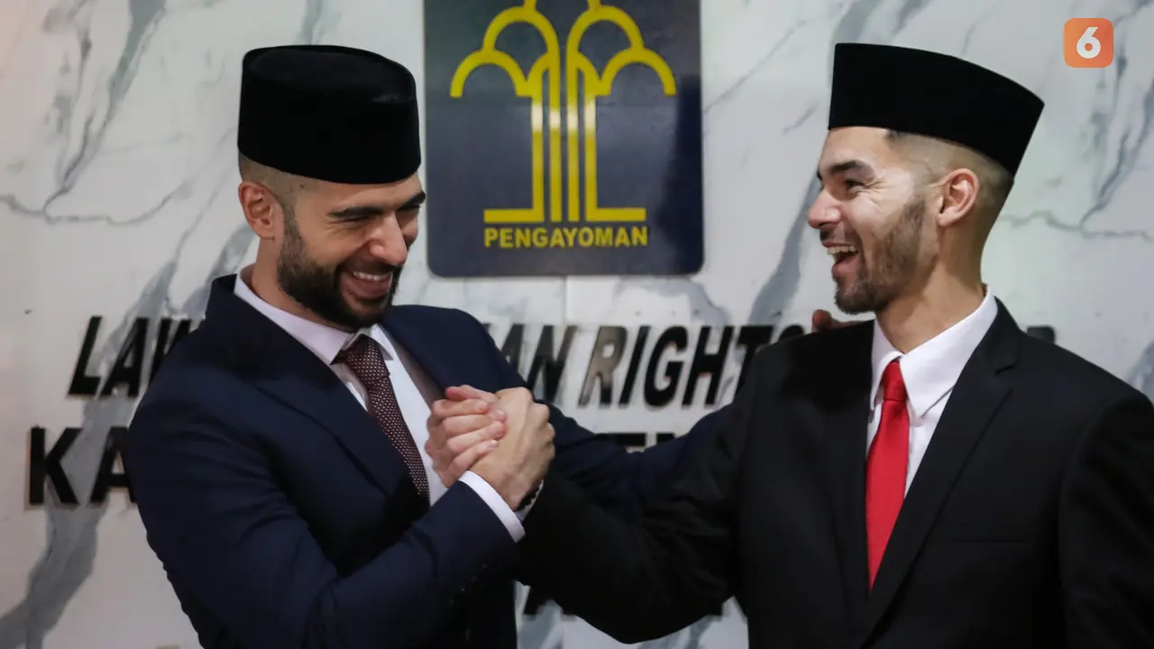 Foto: Pakai Peci Hingga Ucapkan Sumpah, Jordi Amat dan Sandy Walsh Sah Jadi Warlok