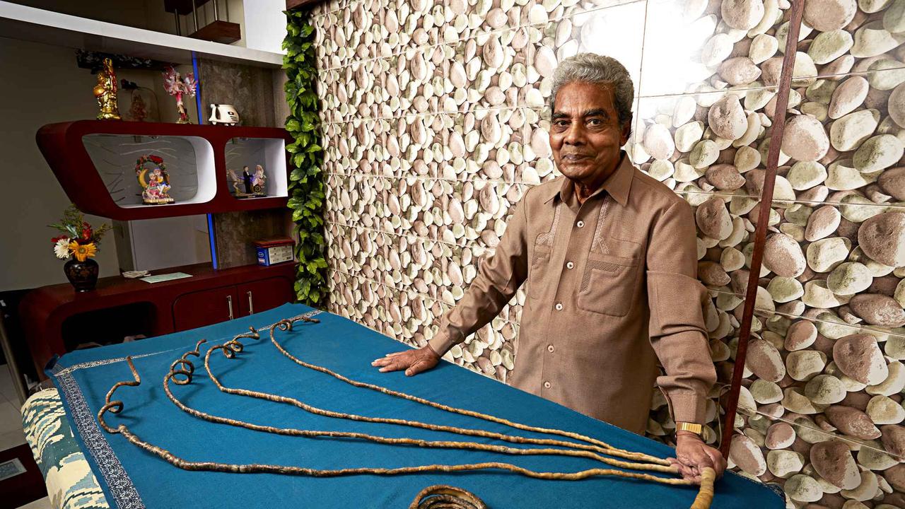 Shridhar Chillal, bekas pemilik kuku terpanjang di dunia, yang panjangnya hampir menyerupai ukuran bus bertingkat London (AP)