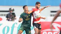 Pemain Madura United, Junior Brandao, berebut bola dengan pemain Persikabo 1973, Andy Setyo, dalam laga pekan kesembilan BRI Liga 1 2023/2024 di Stadion Wibawa Mukti, Cikarang, Sabtu (19/8/2023). (Bola.com/Abdul Aziz)