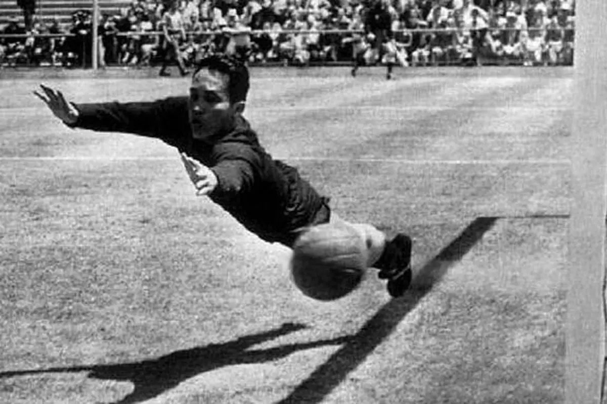 Maulwi Saelan saat beraksi bersama Timnas Indonesia di Olimpiade 1956 Melbourne, Australia. (Bola.com/Dok. Pribadi)
