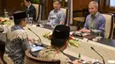 Sementara, Vivian Balakrishnan menegaskan pentingnya intensitas komunikasi antara Indonesia dan Singapura di tengah situasi global yang penuh tantangan. Tampak dalam foto, Menteri Luar Negeri Indonesia Sugiono (kiri) dan Menteri Luar Negeri Singapura Vivian Balakrishnan (kanan) berbicara saat pertemuan mereka di Gedung Kementerian Luar Negeri, Jakarta pada Selasa 12 Mei 2026. (BAY ISMOYO/AFP)