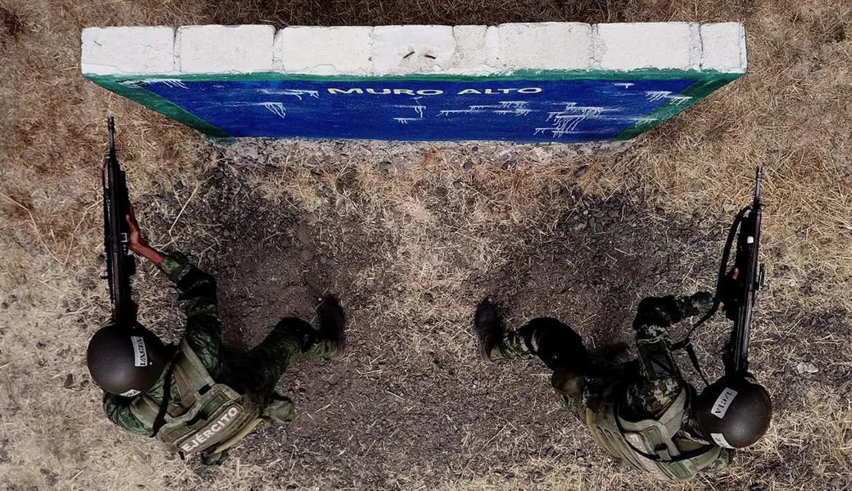 Anggota Angkatan Darat Meksiko melakukan manuver senapan FX-05 Xiuhcoatl buatan Meksiko saat pelatihan pasukan khusus di Pangkalan Militer Los Capulines, Jamay, Jalisco, Meksiko, 21 Januari 2022. Tentara Meksiko melatih 650 anggota keamanan nasional dan keamanan dalam negeri. (ULISES RUIZ/AFP)