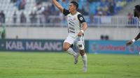 Selebrasi penyerang Persija Jakarta, Eksel Runtukahu usai mencetak gol ke gawang Arema FC dalam laga pekan ke-12 BRI Super League 2025/2026 di Stadion Kanjuruhan, Kabupaten Malang, Sabtu (8/11/2025) sore WIB. (Dok. Persija)