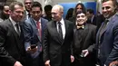 Presiden Rusia Vladimir Putin (tengah) berfoto bersama dengan Diego Maradona (kedua kanan) saat menghadiri undian Piala Dunia 2018 di Moskow, Rusia (1/12). (AFP Photo/Sputnik/Alexey Nikolsky)