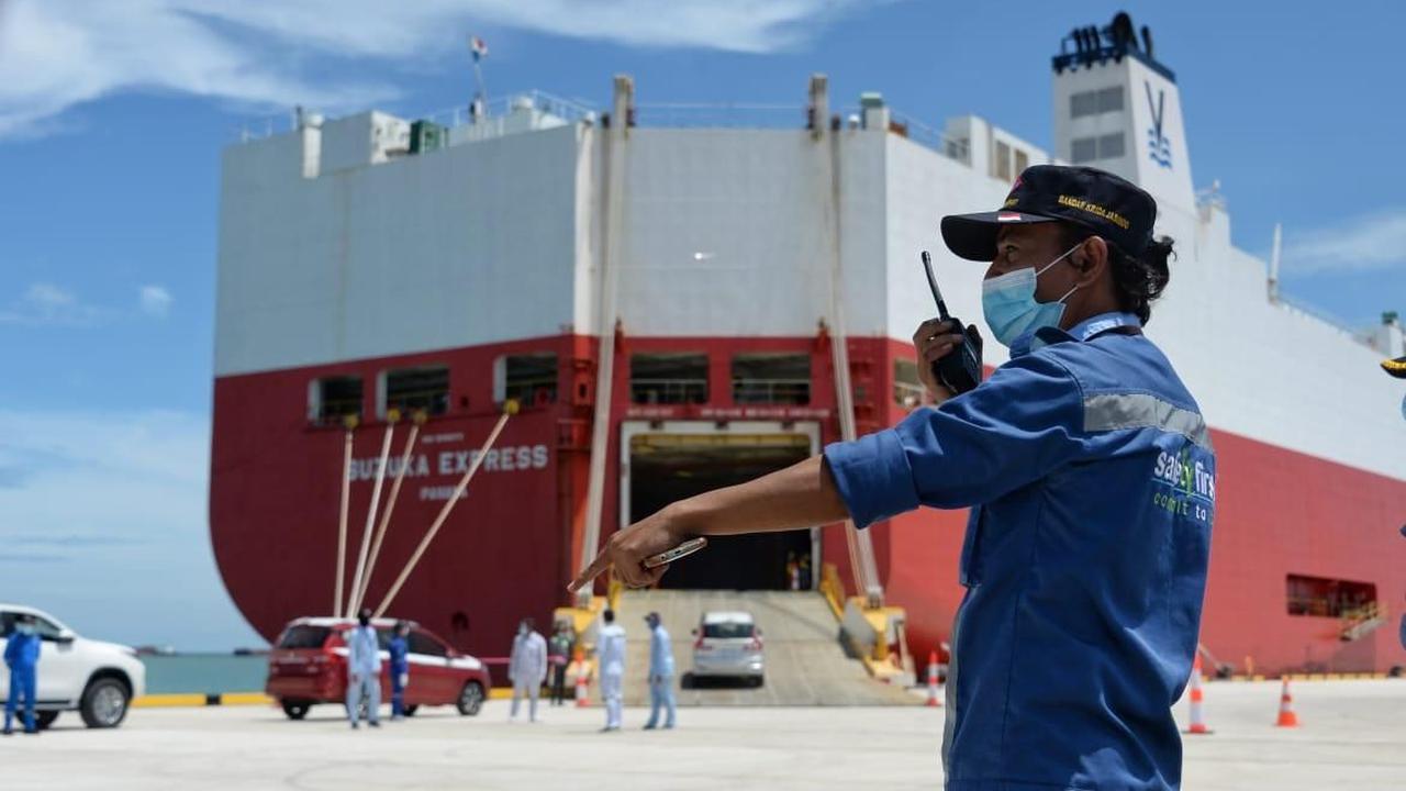 Pelabuhan Patimban resmi beroperasi dan langsung melayani kegiatan ekspor perdana produk otomotif sebanyak 140 unit kendaraan, Minggu (20/12/2020). (Foto: Kemenhub)