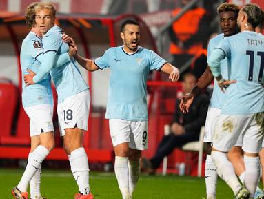 Pemain Lazio merayakan gol yang dicetak Gustav Isaksen (kedua kiri) pada laga lanjutan Liga Europa 2024/2025 melawan Twente di stadion De Grolsch Veste di Enschede, Belanda, Kamis 24 Oktober 2024 atau Jumat 25 Oktober 2024 dini hari WIB. (AP Photo/Peter Dejong)