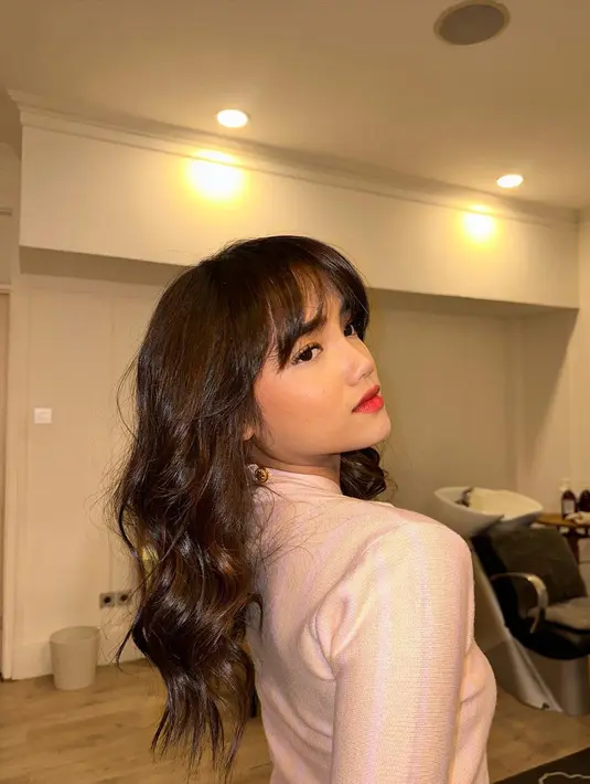 Meski tampil dengan gaya mature, Fuji Utami kebanjiran komentar dari warganet [@fuji_an]