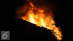 Kebakaran yang terjadi di belakang Senayan City, Jakarta, Minggu (3/7) dini hari. Kebakaran tepatnya terjadi di kawasan Simprug Golf, Kebayoran Lama, Jakarta Selatan. (Liputan6.com/Helmi Afandi)