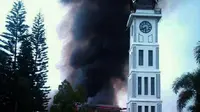 Kebakaran Pasar Atas Kota Bukittinggi, Sumatera Barat, Senin pagi, 30 Oktober 2017, dilihat dari sekitar Jam Gadang. (Foto: warga setempat/Liputan6.com/Ramdania El Hida)