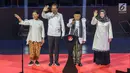 Presiden RI terpilih 2019-2014, Joko Widodo (kedua kiri) bersama Wakil Presiden terpilih, KH Ma’ruf Amin bersama istri menyapa pendukungnya jelang menyampaikan pidato Visi Indonesia di SICC, Sentul, Kab Bogor, Jawa Barat, Minggu (14/7/2019). (Liputan6.com/Helmi Fithriansyah)