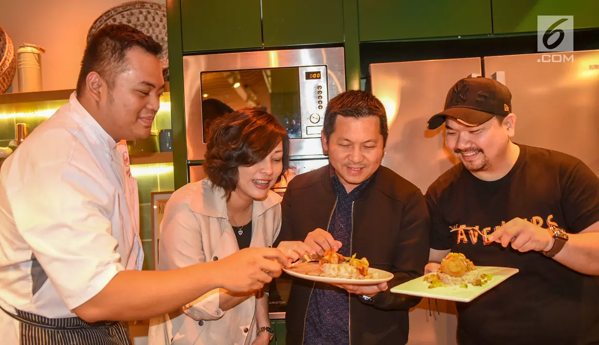 Chef Igo, Head of Marketing PT Sasa Inti Albert Dinata, Head of Brand Kusnaidy, dan Vlogger Kuliner Nex Carlos mencoba masakan pada acara Halal Bihalal di restoran Feast, Jakarta, Selasa (25/6/2019). Demo masak mengusung tema Berinovasi Tanpa Henti. (Liputan6.com/HO/Andrey) 