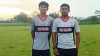 Purwanto Suwondo berpose dengan putranya, Arkhan Kaka Putra, yang terpilih ikut seleksi Timnas Indonesia U16. (Bola.com/Gatot Susetyo)